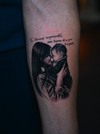 Anne ve bebek – mikro realizm dövme, InkBlaze Ankara